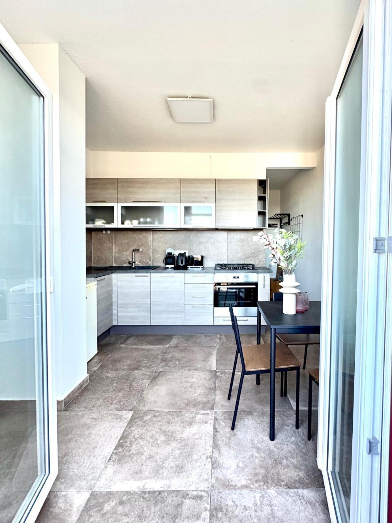 Trendy Holesovice Market 1 Bedroom Apartment *