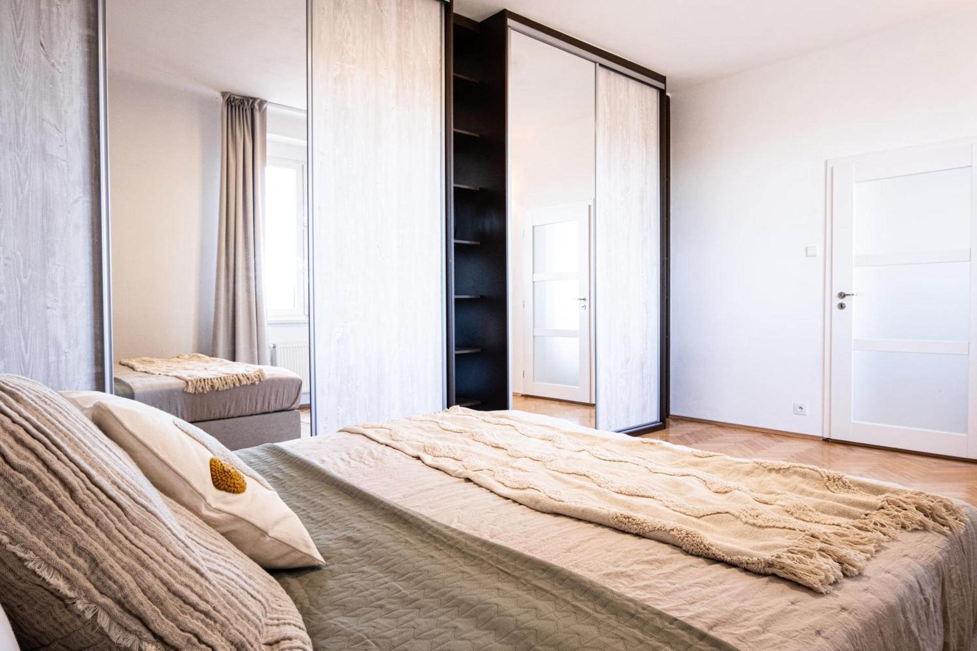 Trendy Holesovice Market 1 Bedroom Apartment *